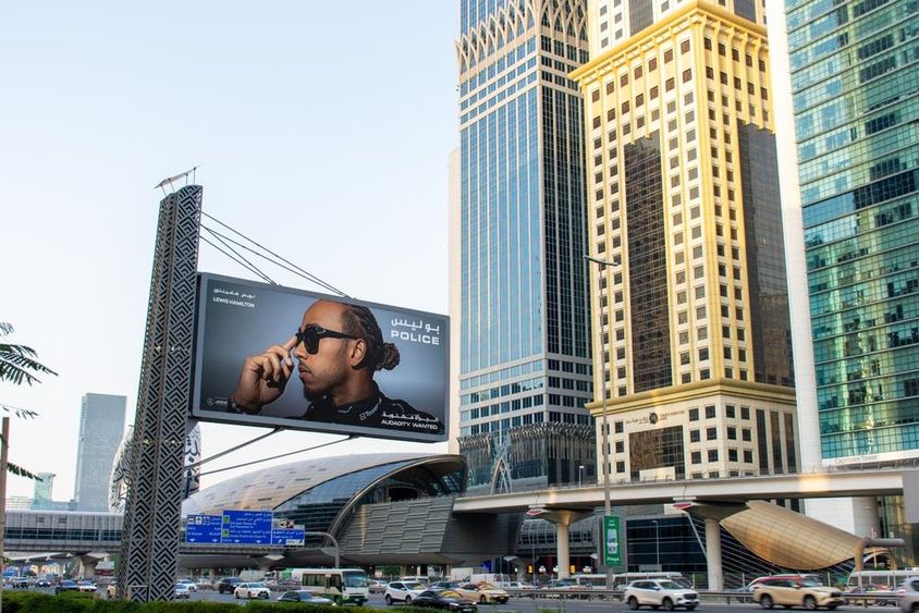 Napszemüvegek óriásplakátja a Sheikh Zayed úton, Dubai városában.