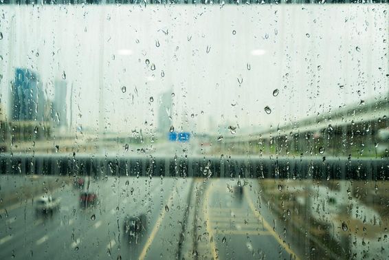 Gotas de chuva em uma janela de vidro após forte chuva em Dubai.