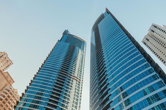Modern felhőkarcolók dubai városában.