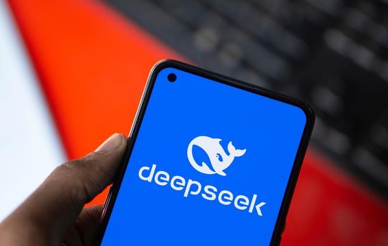 A Deepseek Ai logó megjelenik az okostelefonon.