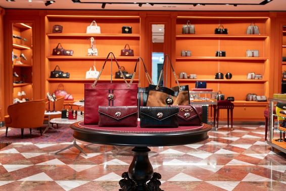 Különböző táskák a dubai nemzetközi repülőtér Gucci üzletében.