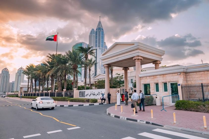 Dubai, Egyesült Arab Emírségek: Amerikai egyetem főbejárata a Dubai Internet Cityben.