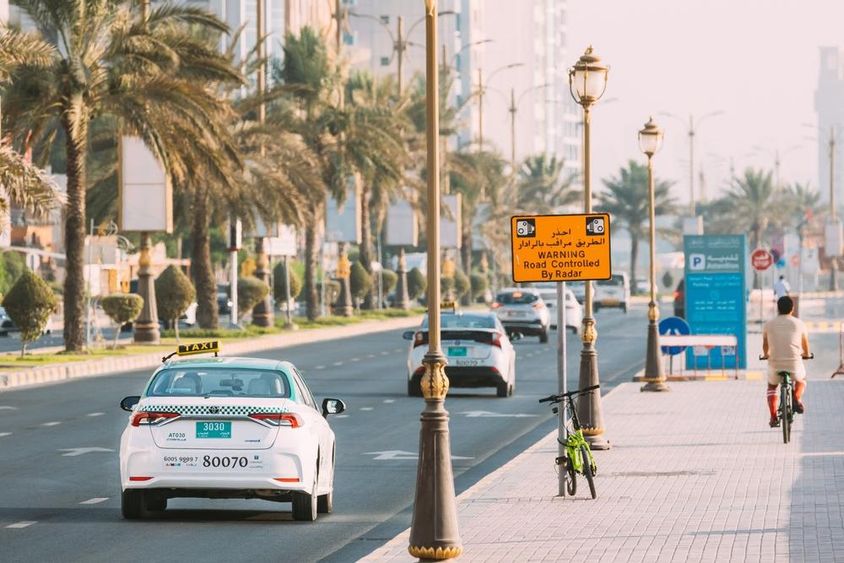 Toyota taxi autó Ajman város utcájában.