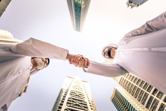 Üzletemberek találkoznak a szabadban az Egyesült Arab Emírségekben, Dubaiban.