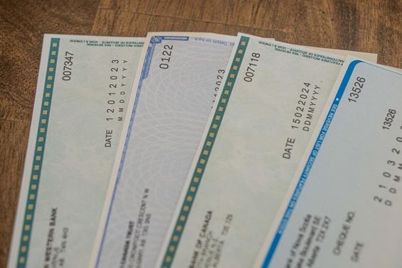 Az eladók fizetésére használt csekkek.