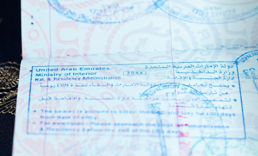 Vízum- és bevándorlási bélyegző az USA útlevelében Dubaiban.