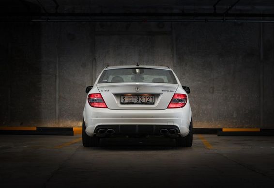 Mercedes Benz C63 2009 no estacionamento.