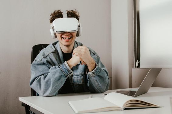 Fiatal férfi élvezi a virtuális valóság élményét.