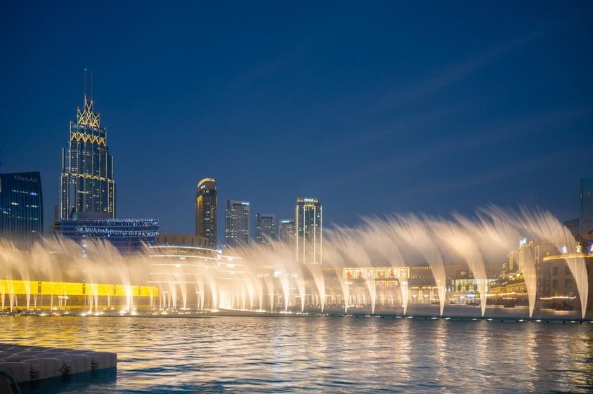 Szökőkút bemutató a Dubai bevásárlóközpont és a Burj Khalifa közelében. 
