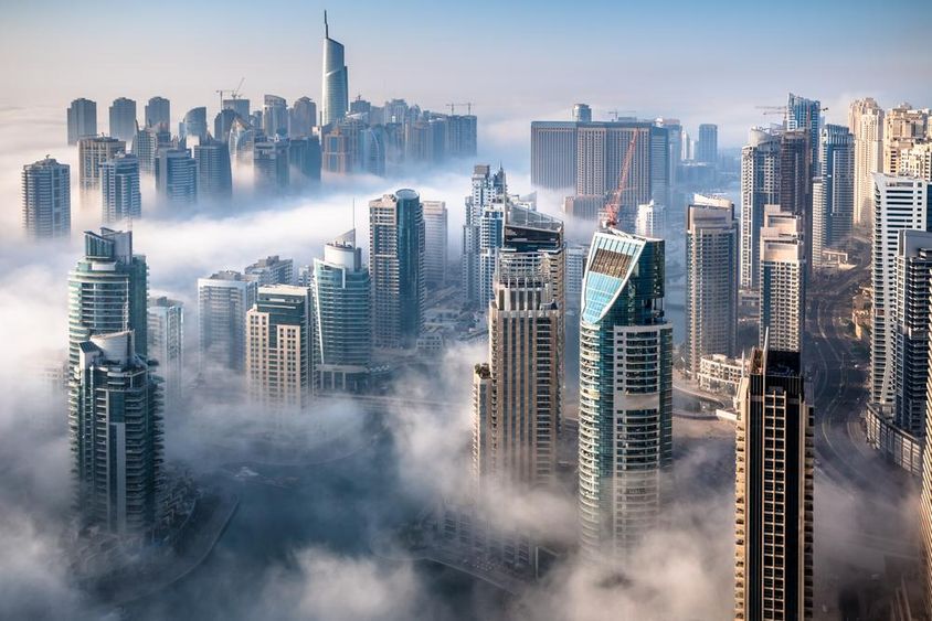 Légi felülnézet Dubai Marina egy ködös napon.