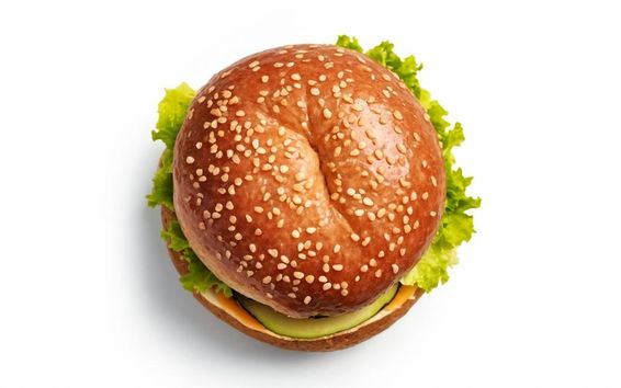 Cheeseburger clássico, artisticamente apresentado.