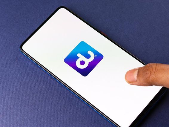 Du network logo on a phone screen.