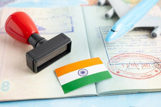 Carimbo com visto e passaporte, avião pequeno sobre passaporte.