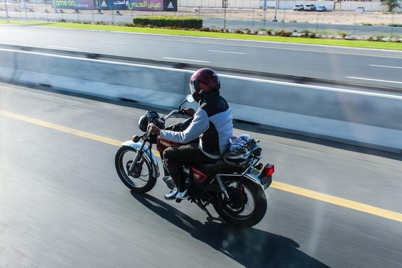 Motociclista em uma motocicleta Yamaha na Sheikh Zayed Road em Dubai.