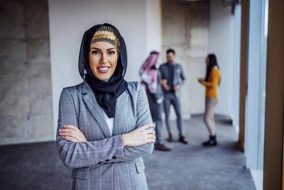 Sikeres arab női befektető az épülő toronyházban. 