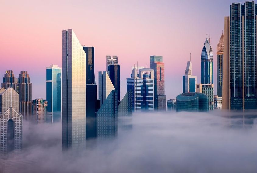 Ködös reggel Dubai belvárosában, az Egyesült Arab Emírségekben.