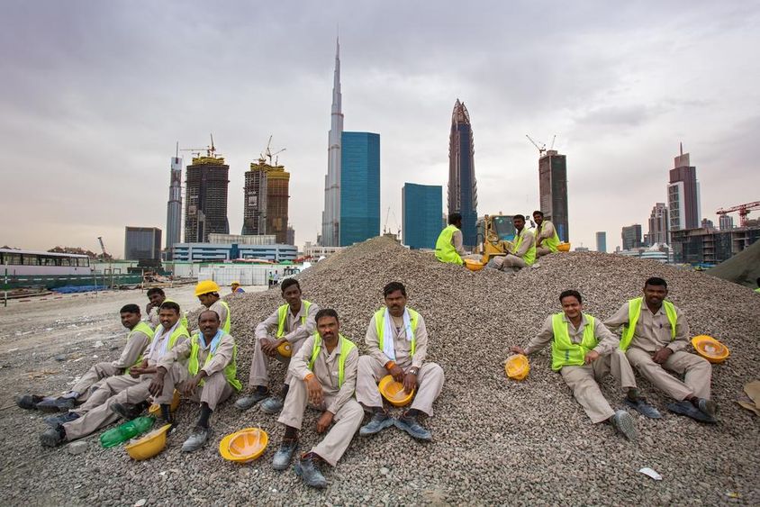 Dubai munkások, akik szünetet tartanak.
