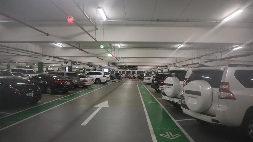 Dubai parkolóházban parkoló autók.
