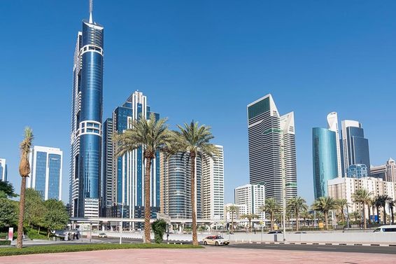 Magas felhőkarcolók a kék ég ellen Dubai.