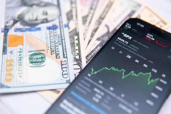 Az SP500 index okostelefon képernyőjén, amerikai dollár hátterében.