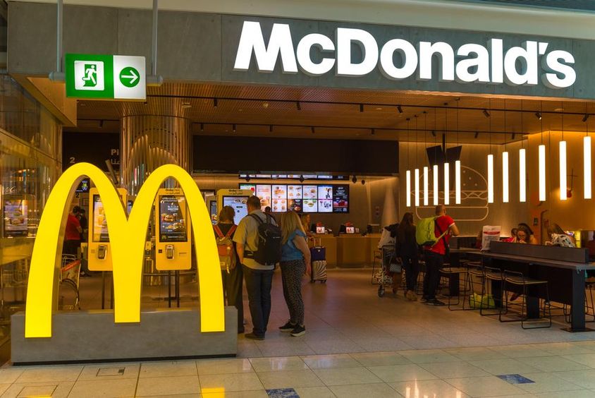 McDonald's gyorsétterem a dubai nemzetközi repülőtéren.