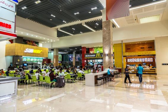 Ételudvar a Dubai Mallban, Egyesült Arab Emírségek.