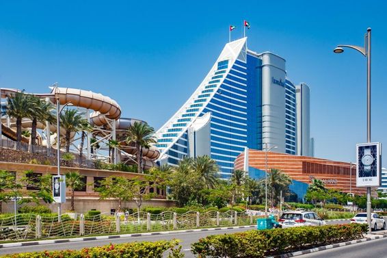 Jumeirah Beach Hotel, keleti rész tiszta időben, autók az úton, Wild Wadi Waterpark Dubai.