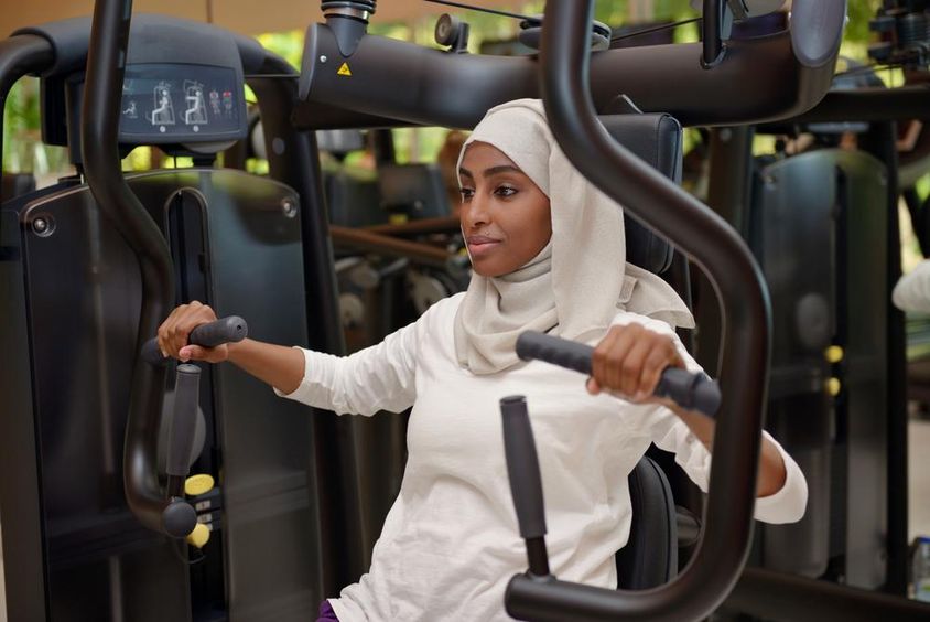 Young woman working out in a gym.