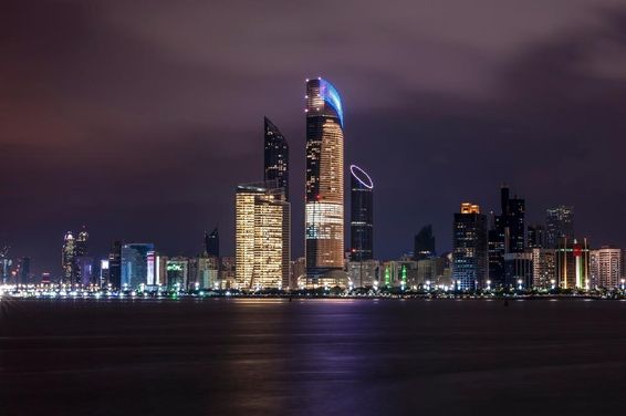 Horizonte noturno de Abu Dhabi.