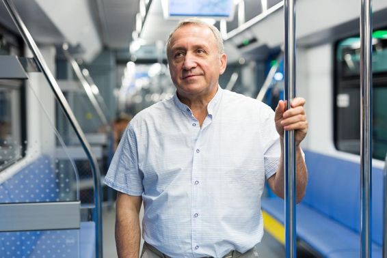 Német nyugdíjas a metrón. 
