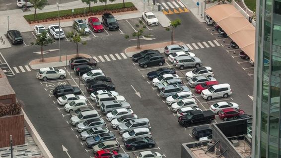 Estacionamento de carros em Dubai visto de cima.