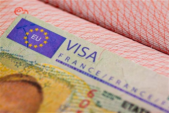 Visto Schengen da França em um passaporte.