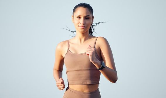 Corredora se preparando para a maratona em Dubai.