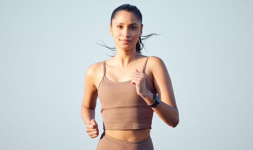 Female runner preparing for a marathon in Dubai.