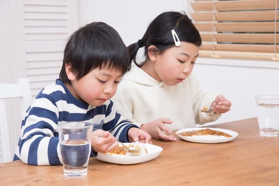 孩子在家吃咖喱饭