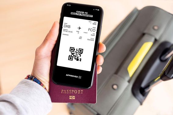 Egy útlevél és egy okos telefonon digitális beszállókártya Dubaiból-Róma Fiumicinóba.