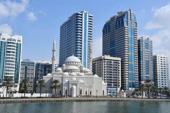 Kilátás az Al Noor mecsetre az Al Noor-szigetről Sharjahban, Egyesült Arab Emírségekben.