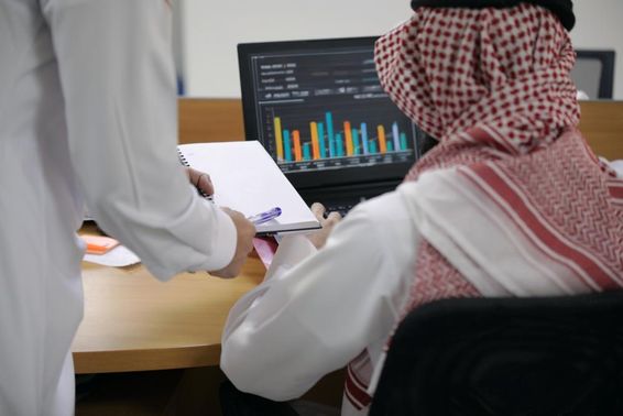 Laptopon dolgozó arab irodista. 