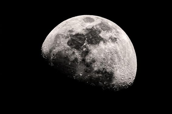Fotografia astronômica da Lua mostrando crateras e superfície detalhadas.