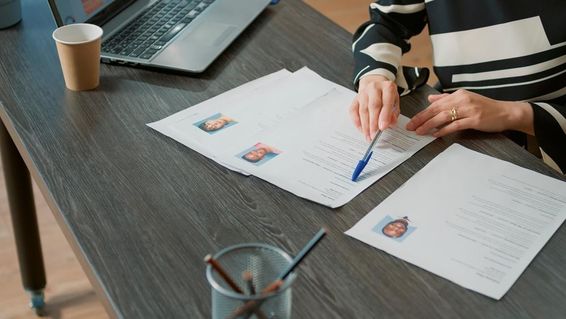 HR vezető papírokon keres üzleti tapasztalattal rendelkező személyt.