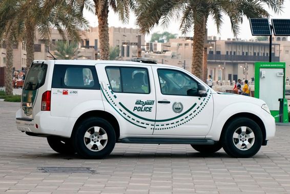 Close-up de um carro de polícia de Dubai em patrulha.