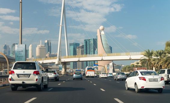 Trânsito em Dubai durante o horário de pico.