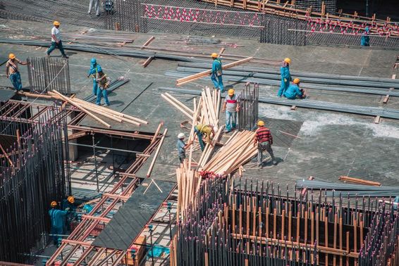 Trabalhadores da construção civil operando em Dubai, Emirados Árabes Unidos.