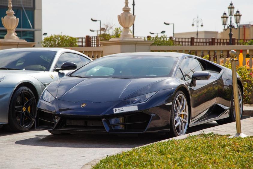 Dubai, fekete Lamborghini a parkolóban.