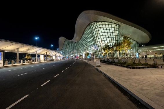Abu Dhabi új repülőterének külseje éjszakai nézetben.