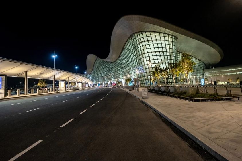 Abu Dhabi új repülőterének külseje éjszakai nézetben.