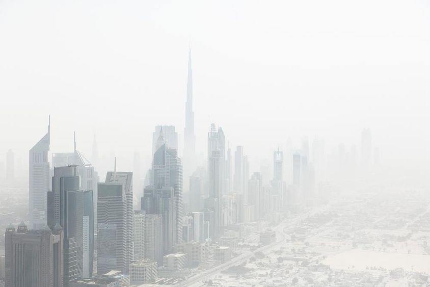 Kilátás a ködös városképre, Dubai, Egyesült Arab Emírségek.