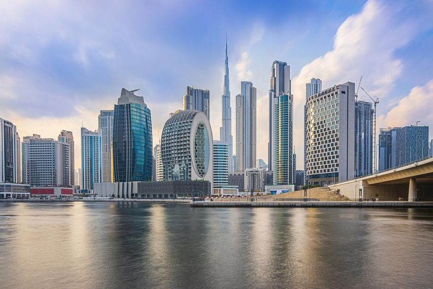 Dubai felhőkarcolókkal és a Burj Khalifával este.