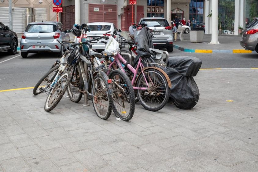 Kerékpárok parkolnak a város közepén, Egyesült Arab Emírségek.