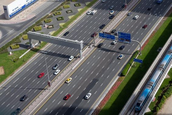 迪拜多车道高速公路和地铁线路。